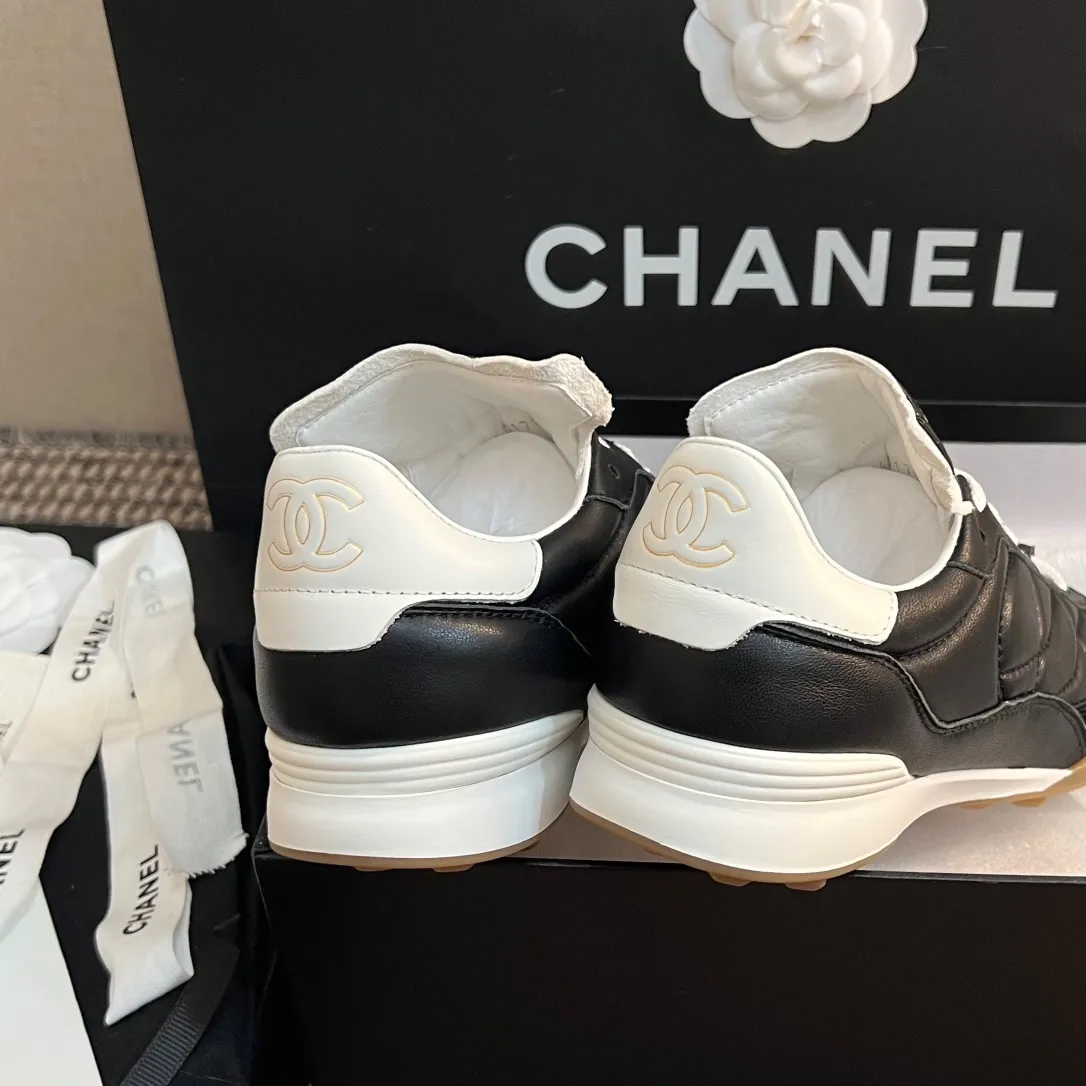👟👟Ex-factory price 520👟👟 CHANEL 23s new spring and summer sneakers are now available❤️ Original purchased for development and production. Xiaoxiang’s casual sneakers this season have hit the Xiaohongshu INS. Various social platforms exploded like crazy! Classic design. The upper is electro-embroidered with various techniques. The outsole is fashionable and sporty. Extraordinary inclusion of a variety of panda shoe color elements. Lightweight and versatile❗️Not tired when you run wild❗️ Exquisitely packaged at the delivery counter🛍📦 ▪️Inner lining: original imported lambskin + rhombus craft ▪️Sole: original molded T👟👟Factory price U combination outsole ▪️Heel height: 2CM ▪️Size: Women's size 35-40
